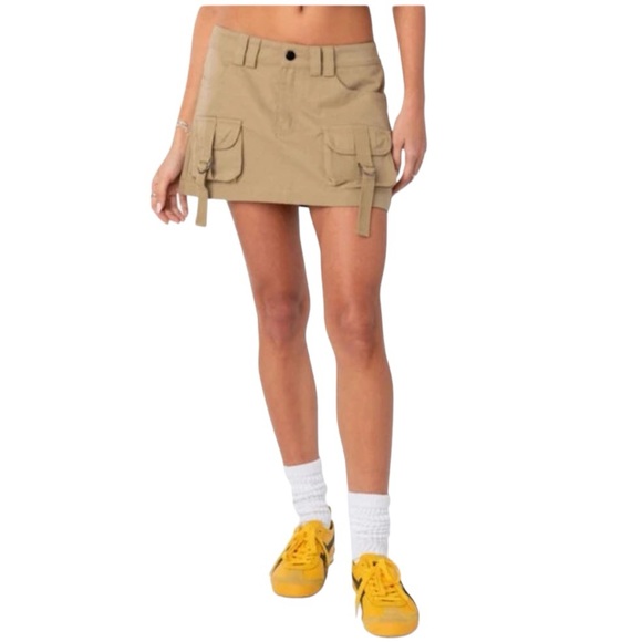 EDIKTED Janelle Low Rise Cotton Cargo Miniskirt in Beige a
New 32”w X 12” L - Picture 3 of 14